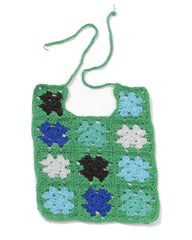 grünes strick lätzchen mit muster von smallstuff bei heldenkind