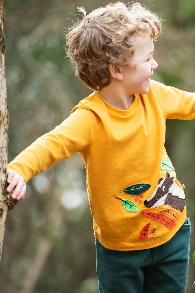 Frugi - ADVENTURE APPLIQUE TOP - GOLD/BADGER