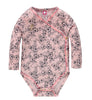 wickelbody zadie in rosa mit blumen bei heldenkind